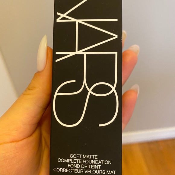 Soft Matte Complete Foundation - Picture 1 of 2
